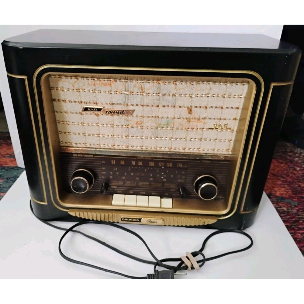 Grundig Classic 960 50th Anniversary Retro AM/FM/SW Radio Lights Up & Works